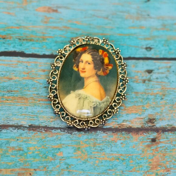 Vintage Beautiful Lady Cameo Classic Round Oval Brooch - P27 - Picture 1 of 2